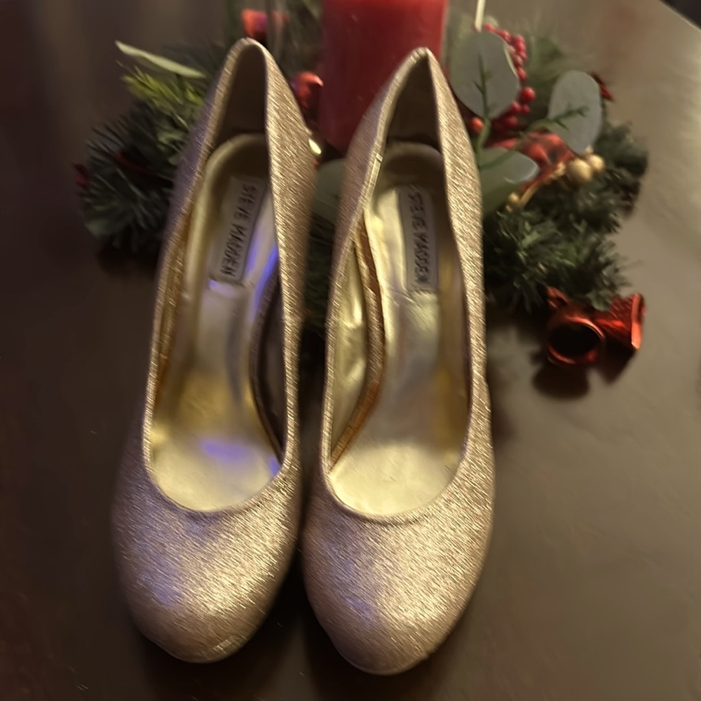 Steve Madden Deja Vu Gold Glitter Heels (Size 9)